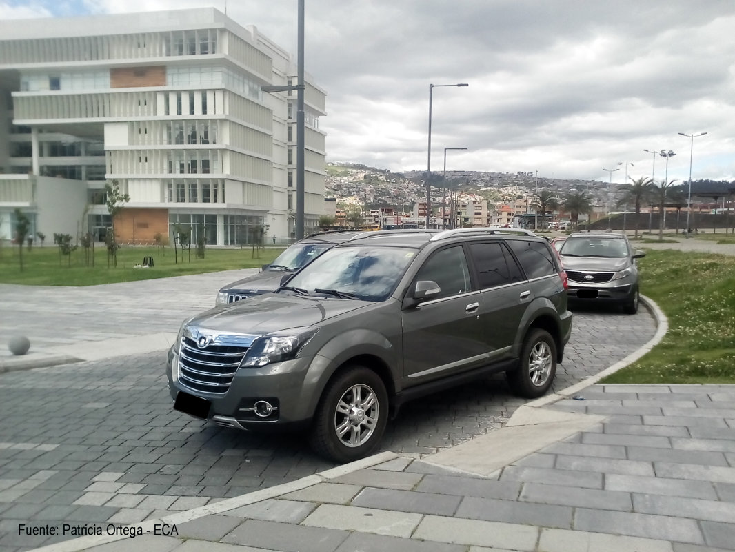 Vehículo estacionado frente a vado peatonal