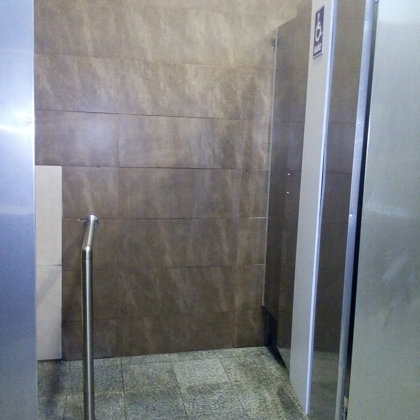 Baño accesible, poco accesible