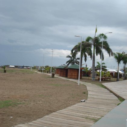 Pasarela en playa Esmeraldas