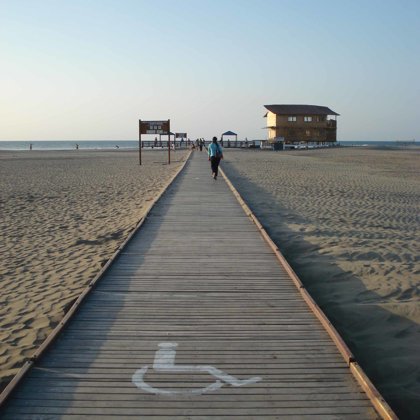 Pasarela en playa El Murciélago - Ecuador