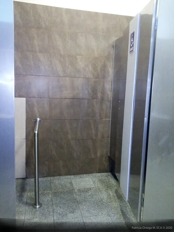 Baño accesible, poco accesible
