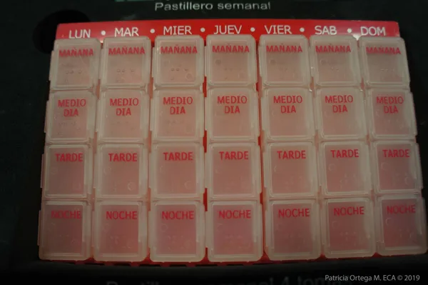 Pastillero con texto Braille