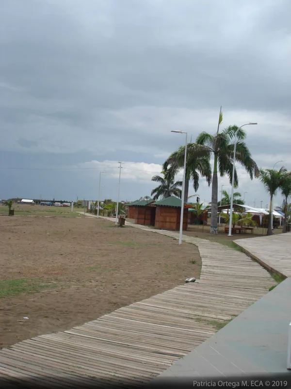 Pasarela en playa Esmeraldas