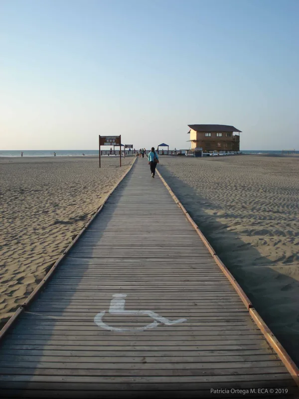 Pasarela en playa El Murciélago - Ecuador